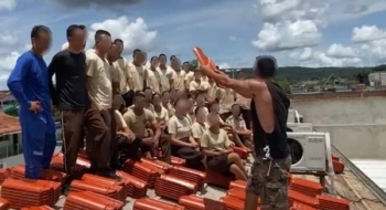 Alunos carregam 6 mil telhas até teto de colégio militar de Aparecida de Goiânia